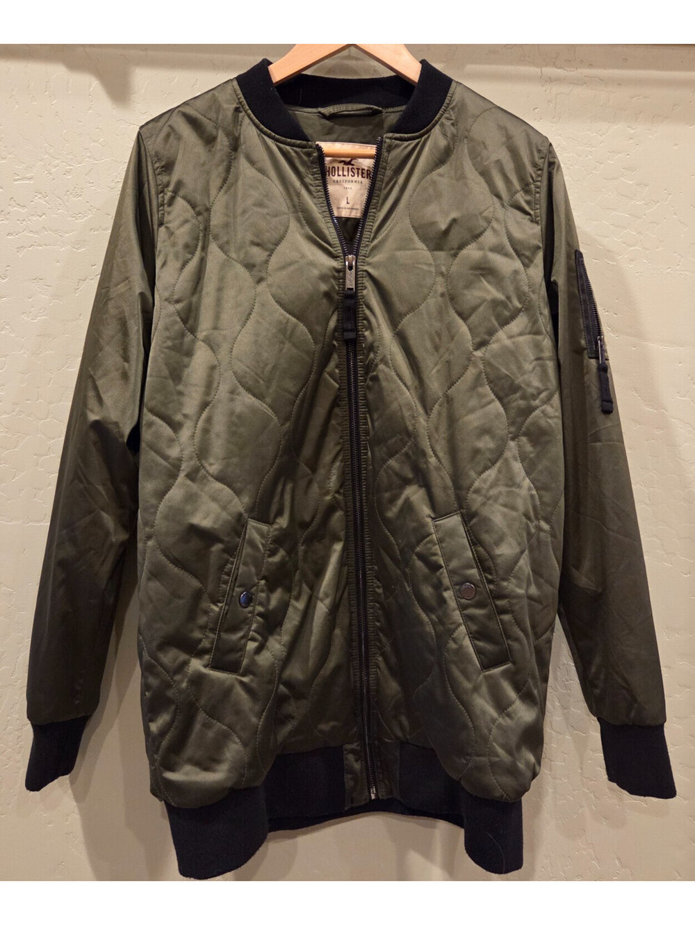 Hollister Men's Quilted Olive Green Bomber Jacket Size L  Pre-Owned. Exc. Cond.
